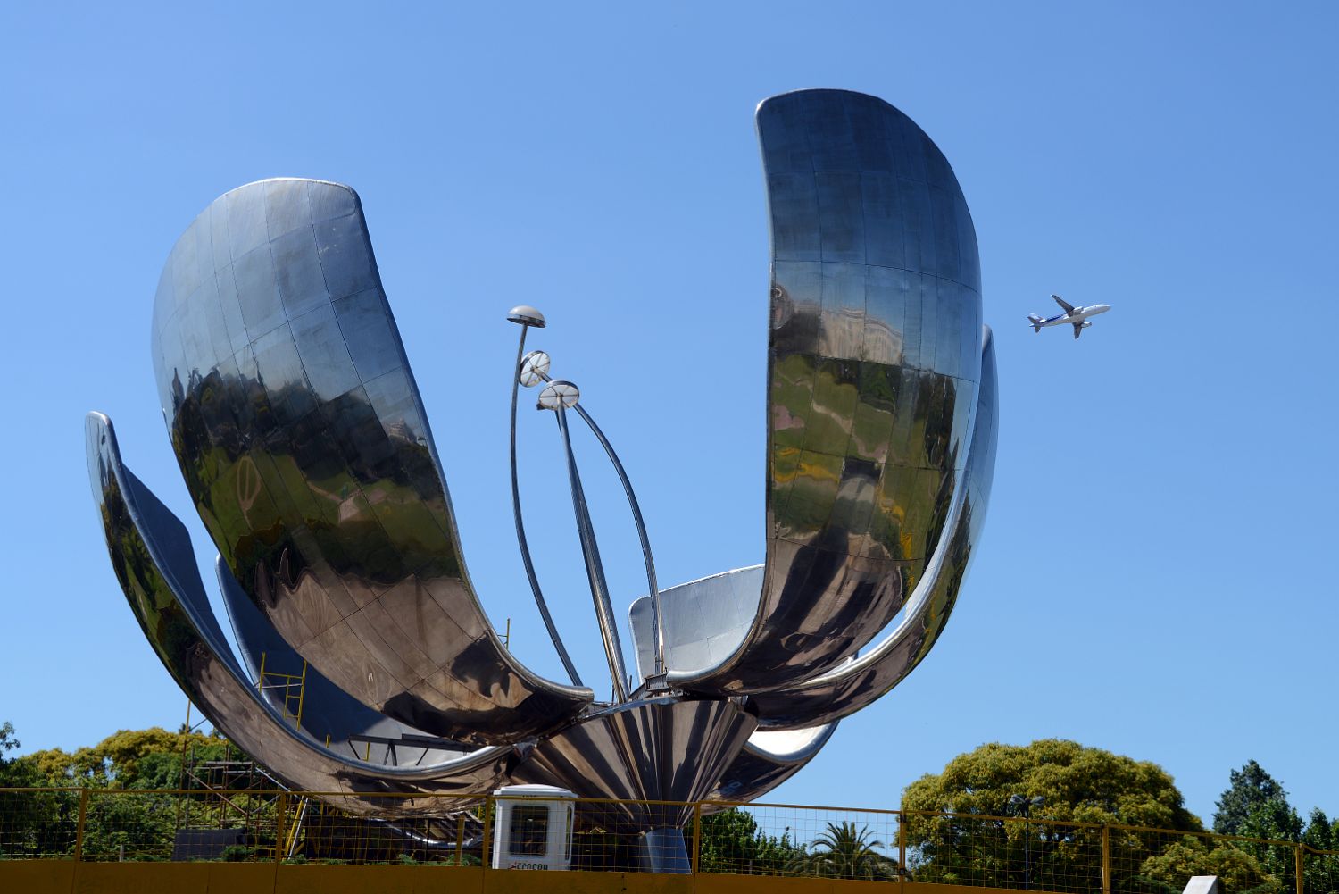 18 Floralis Generica By Argentine Architect Eduardo Catalano In Plaza de las Naciones Unidas Recoleta Buenos Aires